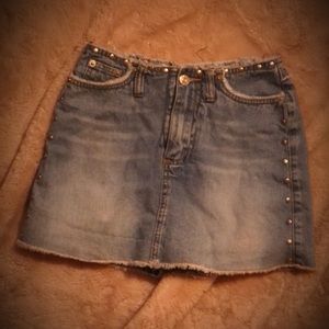 🎁✈️😊Light Wash, Studded, Denim Skort, by R4R Jeans
